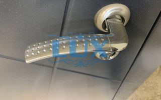 дверь с МДФ отделкой и раздельной ручкой