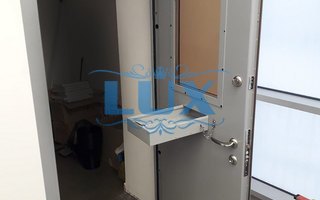 стальная кассовая дверь с выдвижным лотком