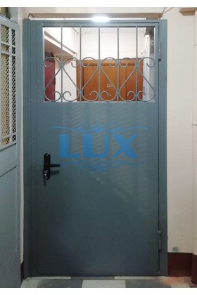 тамбурная металлическая дверь с листом металла и решеткой