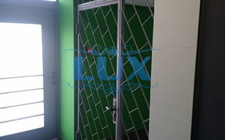 тамбурная решетчатая дверь серого цвета
