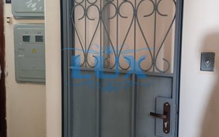 решетчатая тамбурная дверь с нитроэмалевым окрасом и ручкой на планке