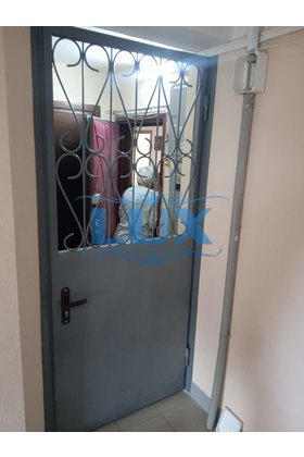 тамбурная решетчатая дверь с ручкой на планке