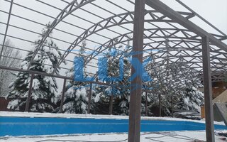 навес арочный для бассейна на двадцати двух опорных столбах