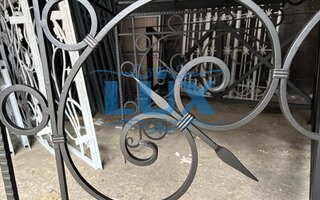 навес с ковкой для входной двери с металлической крышей