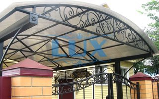навес с кованой наружной фермой