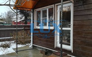 двускатный навес с ковкой