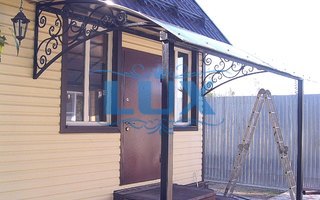 односкатный дугообразный навес над крыльцом