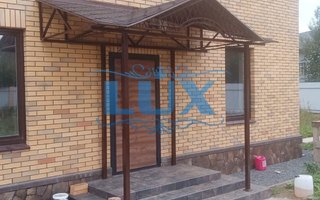 навес над крыльцом с двумя балками и индивидуальным скатом