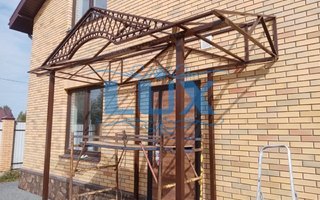 металлоконструкция индивидуального ската над крыльцом