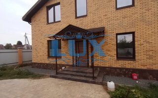 индивидуальный навес с двумя столбами над крыльцом