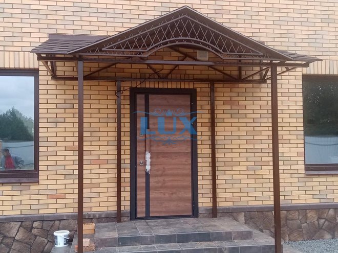 стальной навес над крыльцом индивидуального ската