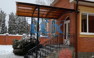 металлический навес из поликарбоната