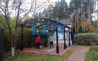 арочный навес с поликарбонатом