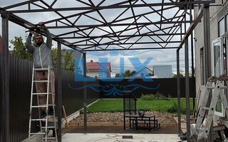 металлический навес к дому на шести опорах и пяти односкатных фермах