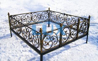 ритуальная оградка с коваными элементами