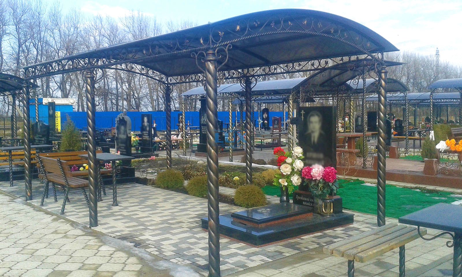 ритуальная ограда с навесом на заказ с гарантией