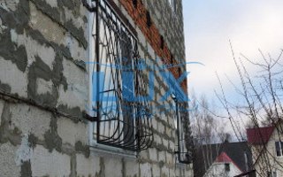дутая металлическая решетка на окно