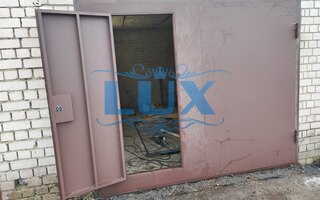 стальные гаражные ворота с калиткой